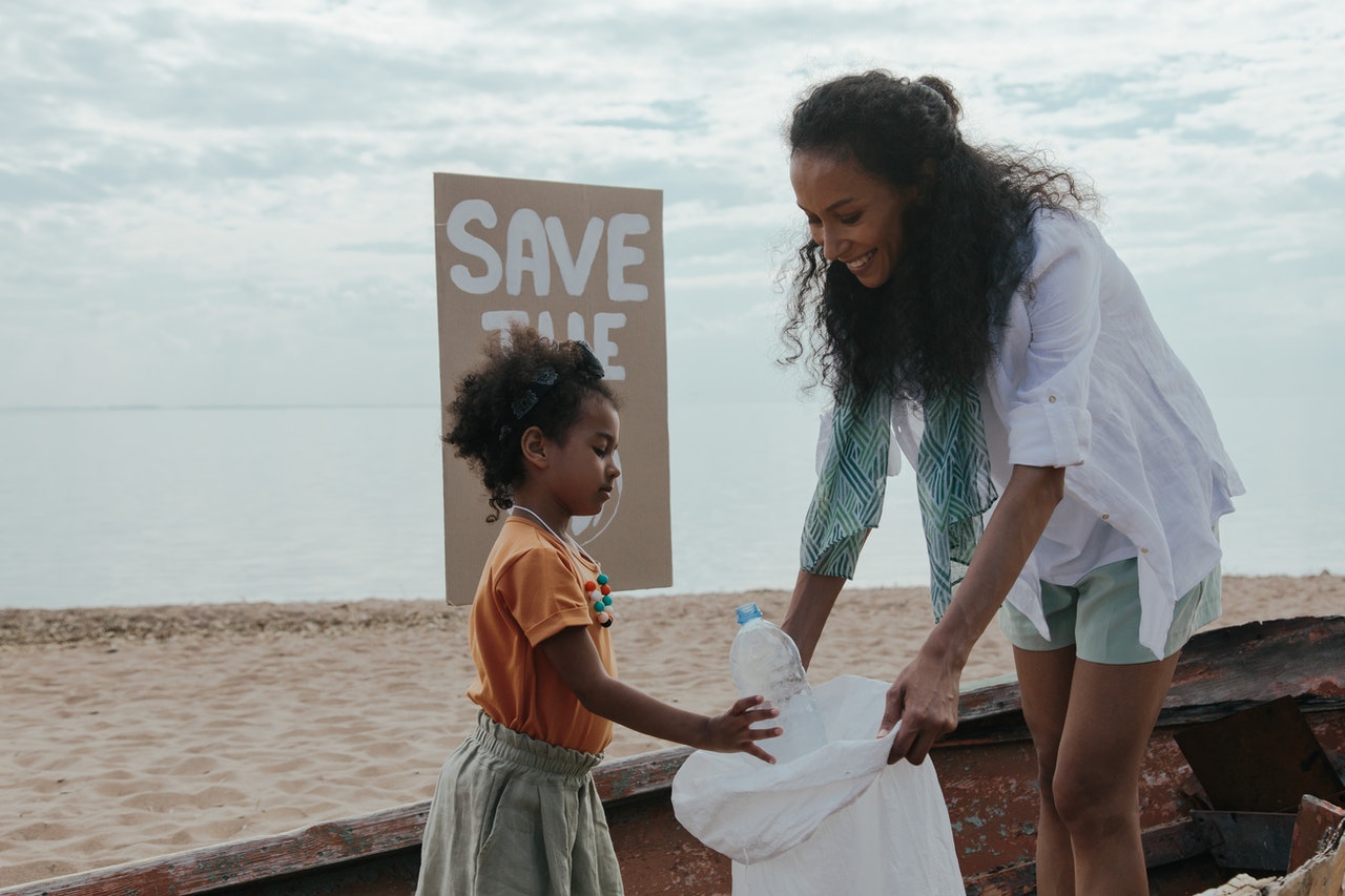 Mom and daughter volunteer to pick up trash